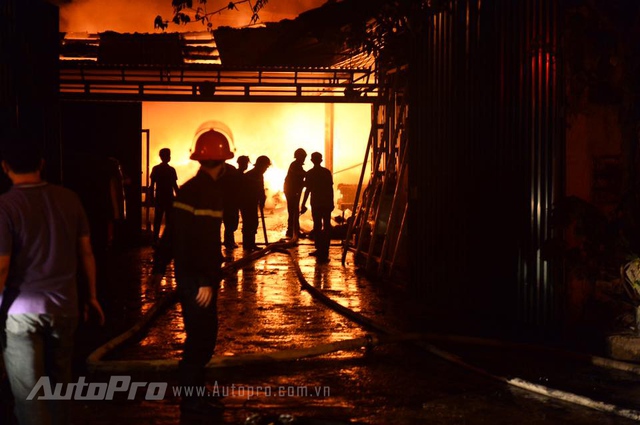 Hà Đông: Gara xe ô tô bất ngờ bốc cháy trong đêm - Ảnh 2.