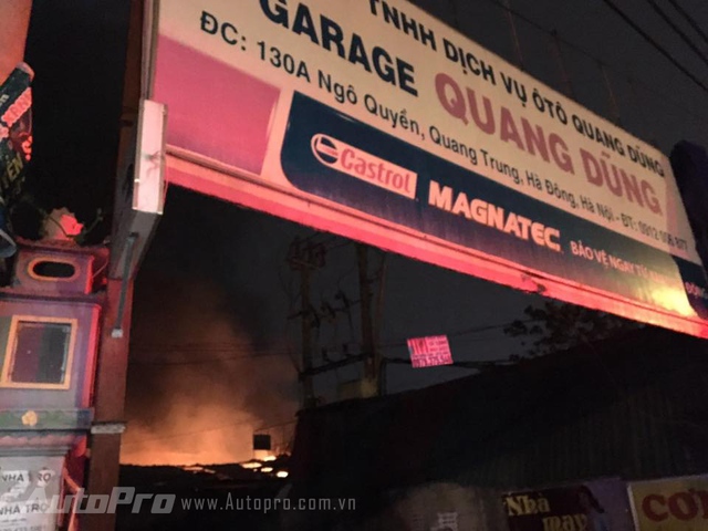 Hà Đông: Gara xe ô tô bất ngờ bốc cháy trong đêm - Ảnh 1.