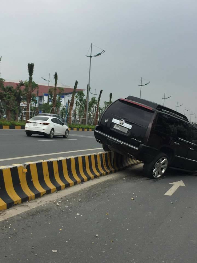 Khủng long Cadillac Escalade leo dải phân cách - Ảnh 1.