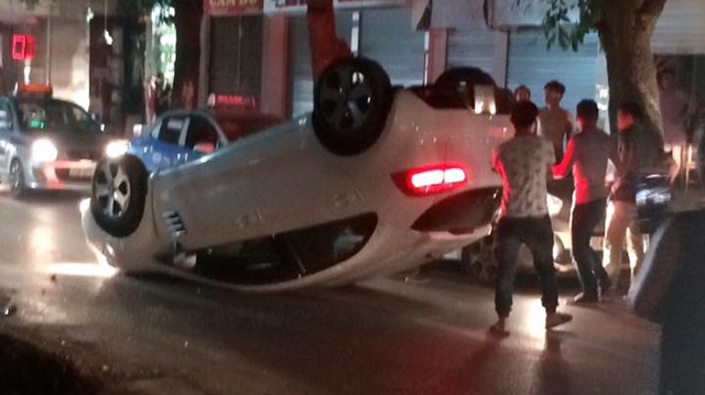 Hà Nội: KIA Rio lật ngửa bụng trong đêm