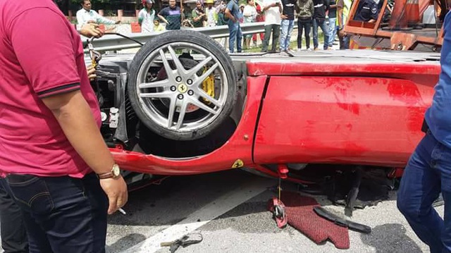 Ngay cả siêu xe gầm thấp như Ferrari F430 cũng có thể lật ngửa