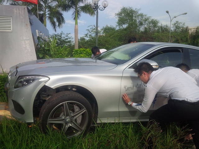 Sài Gòn: Xe chạy thử Mercedes-Benz C300 AMG leo vỉa hè, đâm đổ cây cau - Ảnh 1.