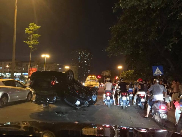 Hà Nội: Nữ tài xế lái Honda Civic đâm xe máy, húc cột điện rồi lật ngửa - Ảnh 1.