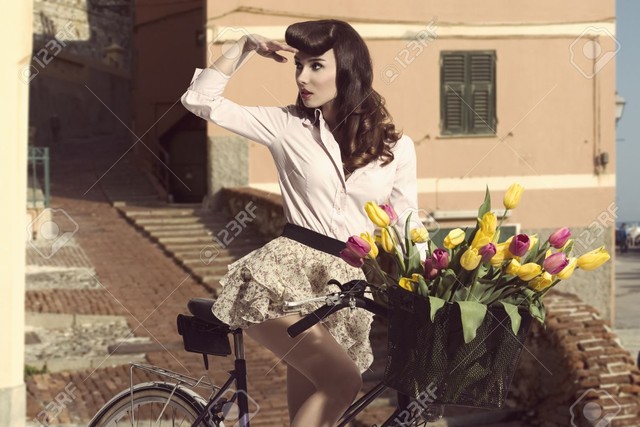 Hai cô nàng nhí nhảnh bên xe đạp - Ảnh 1.