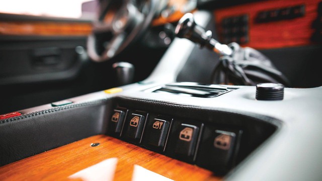 Lamborghini LM002 đã qua sử dụng có giá đắt hơn hai chiếc Lamborghini Urus đập hộp - Ảnh 7. Lamborghini LM002 đã qua sử dụng có giá đắt hơn hai chiếc Lamborghini Urus đập hộp - Ảnh 7.