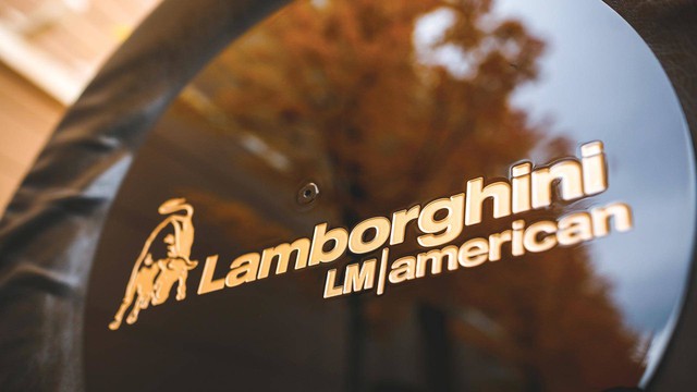 Lamborghini LM002 đã qua sử dụng có giá đắt hơn hai chiếc Lamborghini Urus đập hộp - Ảnh 13.