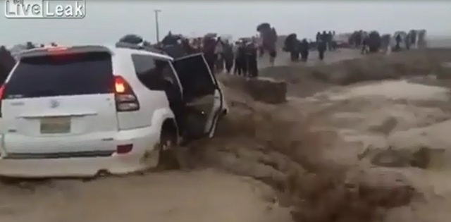 Toyota Land Cruiser Prado bị nước lũ chảy cuồn cuộn nhấn chìm - Ảnh 3.