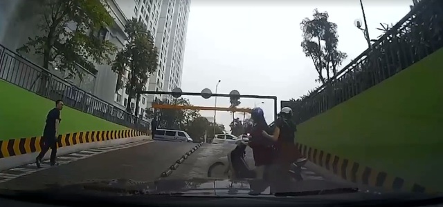 Video cô gái đang lái xe máy leo dốc bỗng tạt đầu ô tô khiến cư dân mạng tranh cãi - Ảnh 3.