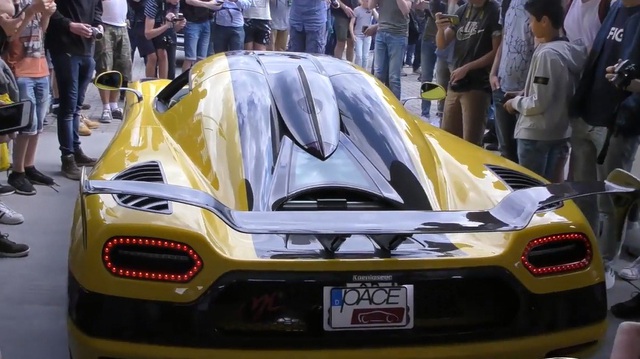 Hàng trăm người vây quanh chiếc Koenigsegg Agera RS đang đổ xăng