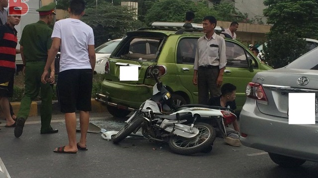 Chạy với tốc độ "bàn thờ", 2 thanh niên lao xe máy vào đuôi ô tô ở hầm chui Thanh Xuân