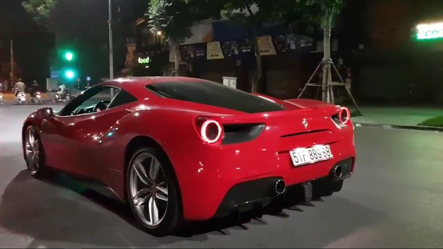 Xem Tuấn Hưng cầm lái siêu xe Ferrari 488 GTB biển đẹp mới tậu trên phố Hà thành - Ảnh 2.