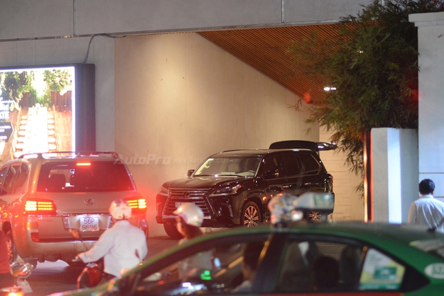 Vợ chồng Hà Tăng đến dự tiệc cưới Hoa hậu Thu Thảo trên Range Rover Autobiography 8 tỷ Đồng - Ảnh 12.