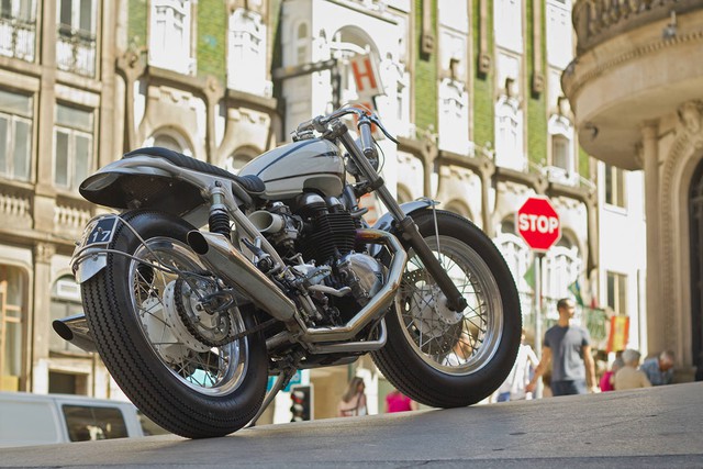 “HOT ROD’ – chiếc Triumph Bonneville độ đầy đam mê từ Bồ Đào Nha - Ảnh 2. “HOT ROD’ – chiếc Triumph Bonneville độ đầy đam mê từ Bồ Đào Nha - Ảnh 2.