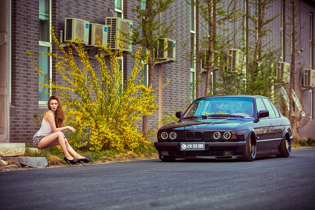 Cô nàng chân dài, eo thon khoe sắc bên xế độ BMW E34 - Ảnh 2.