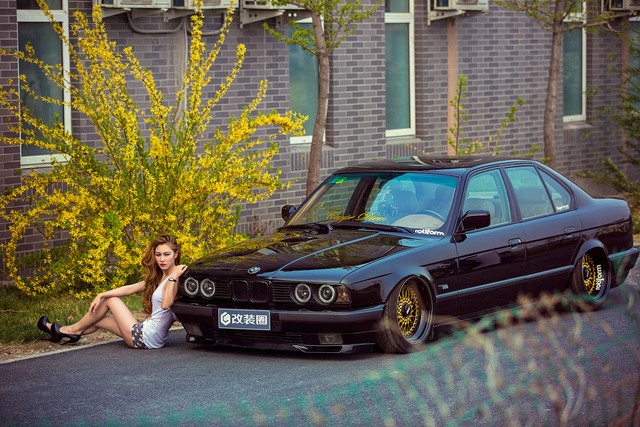 Cô nàng chân dài, eo thon khoe sắc bên xế độ BMW E34 - Ảnh 3.