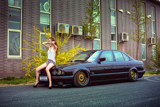 Cô nàng chân dài, eo thon khoe sắc bên xế độ BMW E34 - Ảnh 4.