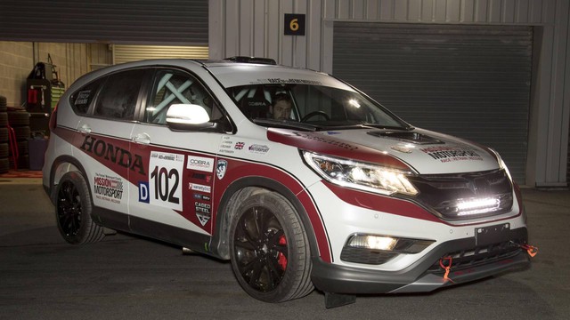 Honda CR-V hàng thửa cho các cựu chiến binh khuyết tật trên đường đua - Ảnh 1.