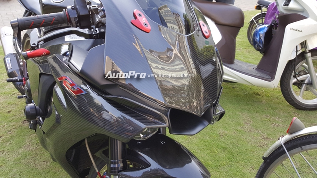 Lạ mắt với chiếc Yamaha YZF-R1 độ thân vỏ bằng sợi carbon tại Sài thành  - Ảnh 8.