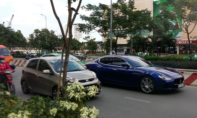 Sài Gòn: Maserati Ghibli 5,3 tỷ Đồng bị taxi húc vào đuôi - Ảnh 5.