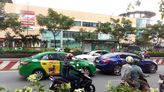 Sài Gòn: Maserati Ghibli 5,3 tỷ Đồng bị taxi húc vào đuôi - Ảnh 1.