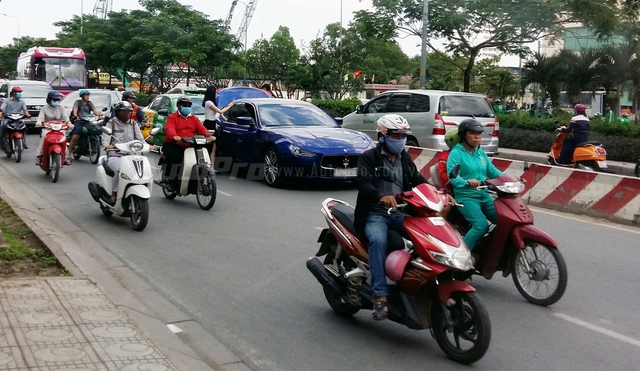 Sài Gòn: Maserati Ghibli 5,3 tỷ Đồng bị taxi húc vào đuôi - Ảnh 2.