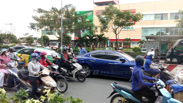 Sài Gòn: Maserati Ghibli 5,3 tỷ Đồng bị taxi húc vào đuôi - Ảnh 3.