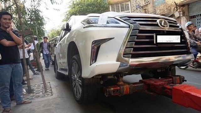 "Chuyên cơ mặt đất" Lexus LX570 2016 bị đưa về phường vì lấn chiếm vỉa hè