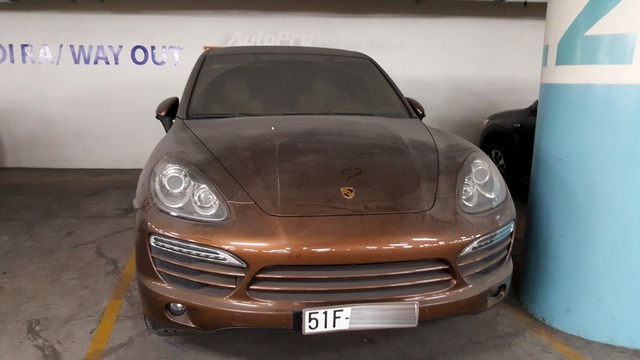 Xót xa với Porsche Cayenne đời cũ, màu hiếm, làm bạn với bụi trong hầm đỗ xe