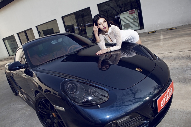 Cô nàng kiêu sa khoe đôi chân dài miên man bên Porsche Cayman - Ảnh 9.
