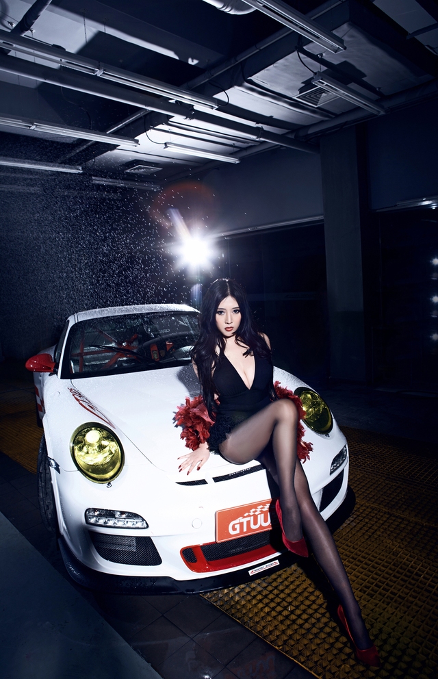 Porsche 911 GT3 RS oằn mình bên cô nàng ngực nở, eo thon - Ảnh 8.