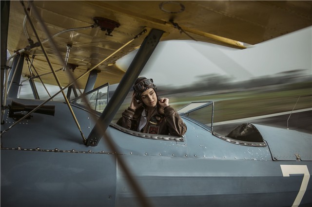 Nữ phi công cá tính bên chiếc máy bay Biplane - Ảnh 4.