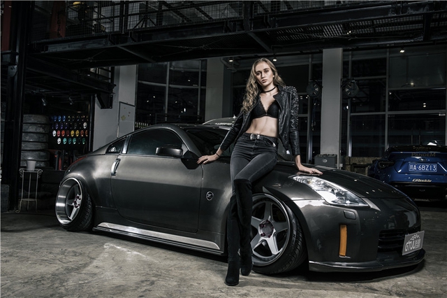 Chan dai Tay khoe dang ben xe do Nissan 350Z