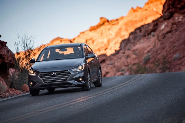 Hyundai Accent và Kia Rio: Mèo nào cắn mỉu nào? - Ảnh 7. Hyundai Accent và Kia Rio: Mèo nào cắn mỉu nào? - Ảnh 7.