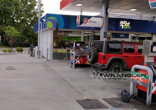 Xe việt dã Jeep Wrangler Unlimited Rubicon 2018 bị bắt gặp tại cây xăng dù chưa ra mắt - Ảnh 2.