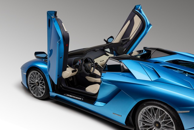 Lamborghini Aventador S LP740-4 mui trần chính thức trình làng, giá từ 10,4 tỷ Đồng - Ảnh 5. Lamborghini Aventador S LP740-4 mui trần chính thức trình làng, giá từ 10,4 tỷ Đồng - Ảnh 5.