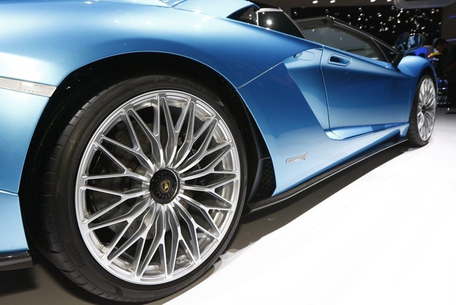 Đây là những hình ảnh nóng hổi về chiếc Lamborghini Aventador S LP740-4 mui trần sắp ra mắt - Ảnh 18.