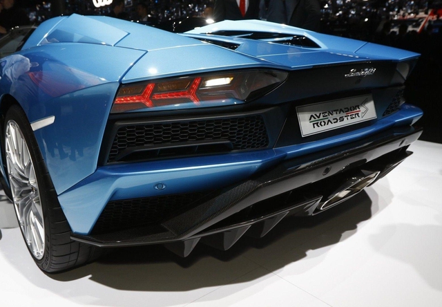 Đây là những hình ảnh nóng hổi về chiếc Lamborghini Aventador S LP740-4 mui trần sắp ra mắt - Ảnh 13.