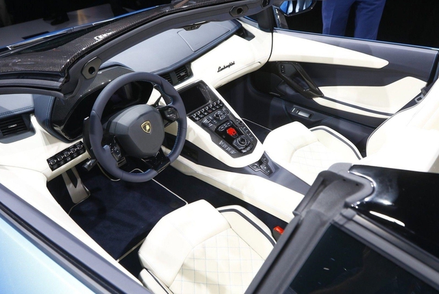 Đây là những hình ảnh nóng hổi về chiếc Lamborghini Aventador S LP740-4 mui trần sắp ra mắt - Ảnh 17.