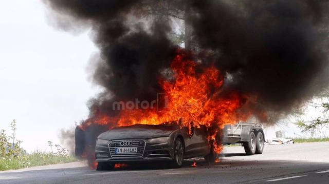 Xe sang Audi A7 2019 bốc cháy ngùn ngụt trên đường thử