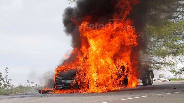 Xe sang Audi A7 2019 bốc cháy ngùn ngụt trên đường thử - Ảnh 5.