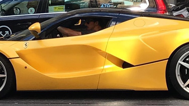 Quá chật đối với ngôi sao hành động The Rock nhưng Ferrari LaFerrari lại vừa cho Zlatan Ibrahimovic cao 1,95 m