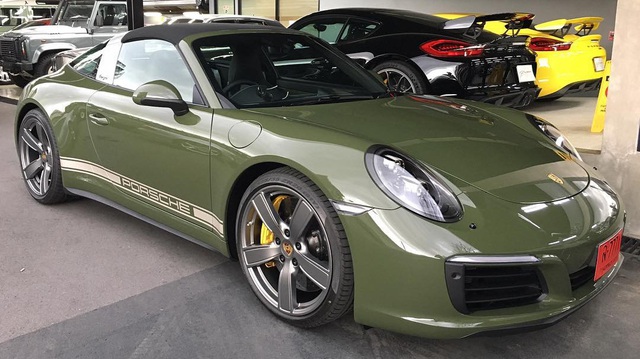 Đây là chiếc Porsche 911 Targa 4S màu xanh ô liu khiến chủ xe phải chờ đợi suốt 1,5 năm