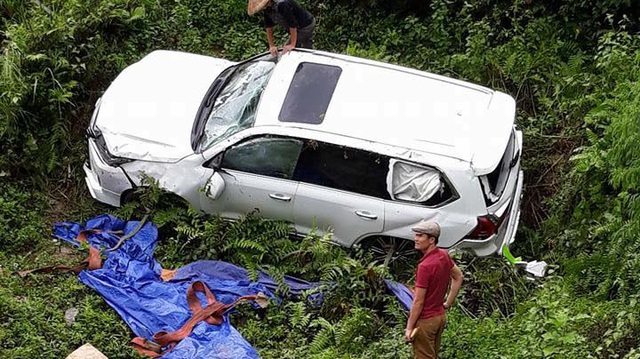 Điện Biên: "Chuyên cơ mặt đất" Lexus LX570 rơi xuống vực, 3 người thoát chết
