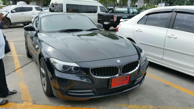 Nữ khách hàng "tố" cửa hàng rửa xe bán chiếc BMW Z4 của mình