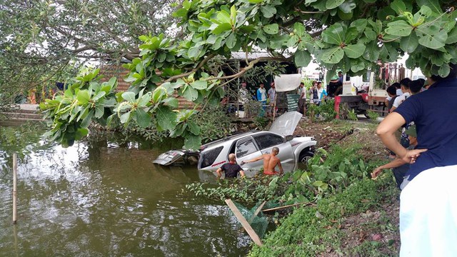 Hà Nội: Toyota Fortuner hạ gục cột đèn, lao xuống ao - Ảnh 3.