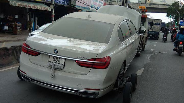 Cư dân mạng xót xa với cảnh BMW 7-Series đeo biển Kiên Giang nát đầu, phủ đầy bụi được kéo trên đường
