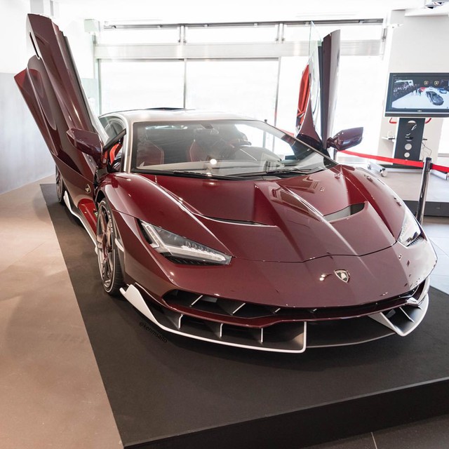 Lamborghini Centenario đầu tiên đặt chân đến Nhật Bản với bộ cánh carbon đỏ ấn tượng - Ảnh 5.