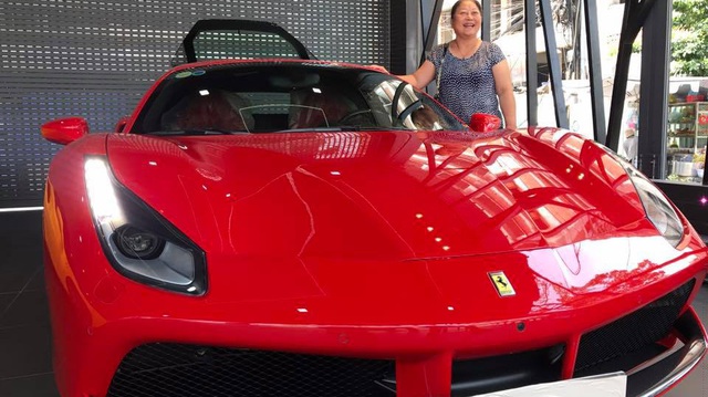 Ca sỹ Tuấn Hưng "chịu chơi" khi tậu siêu xe Ferrari 488 GTB đỏ rực