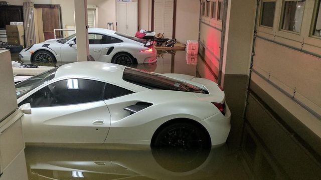 Cặp đôi Ferrari và Porsche tiền tỷ "chết đuối" trong gara sau bão Harvey