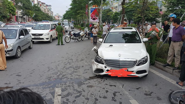 Hà Nội: Lái Mercedes-Benz C250 gây tai nạn liên hoàn, tài xế cố thủ trong xe